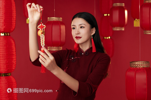 中国风情 旗袍女子与中国结的视觉对话